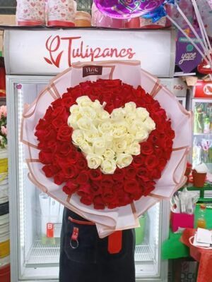 Buchón de 100 rosas con corazón al centro 🥰